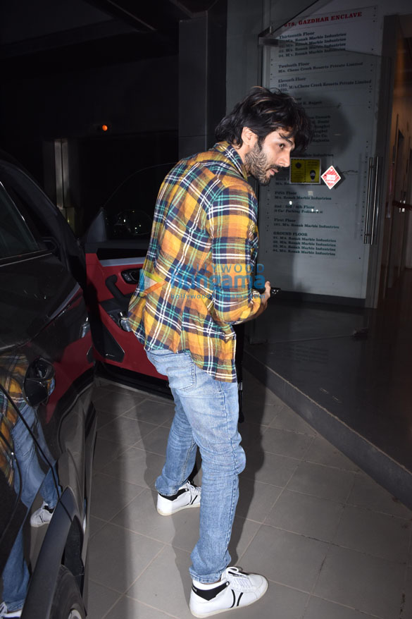 photos kartik aaryan snapped in andheri 3 5