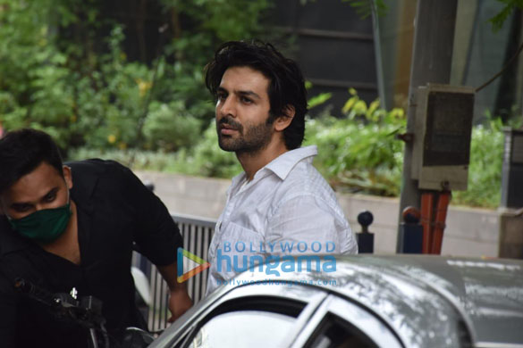 photos kartik aaryan snapped in andheri 3 8