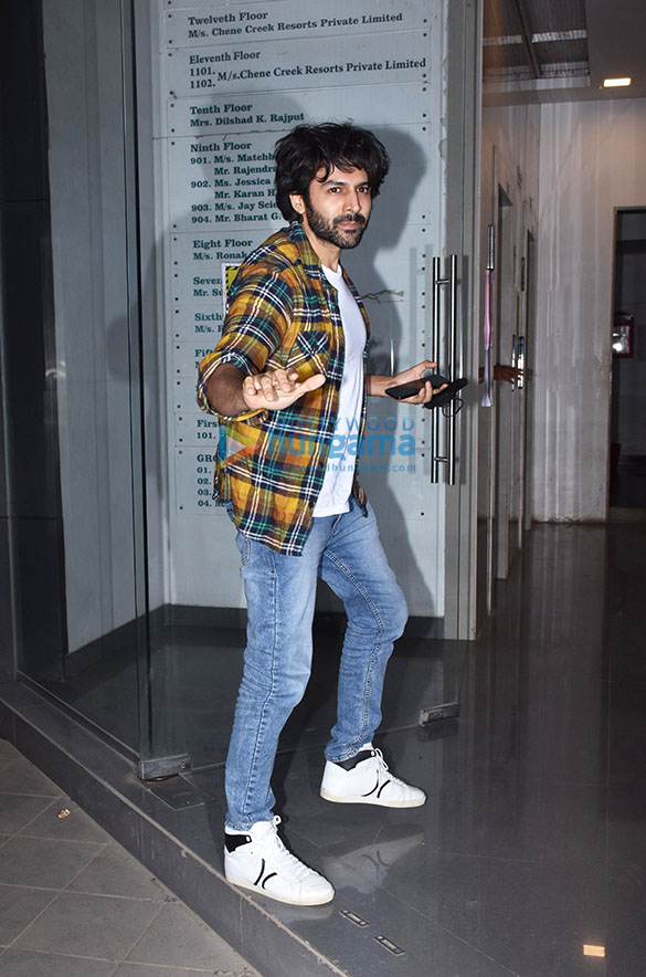 Photos: Kartik Aaryan snapped in Andheri Photos: Kartik Aaryan snapped in Andheri