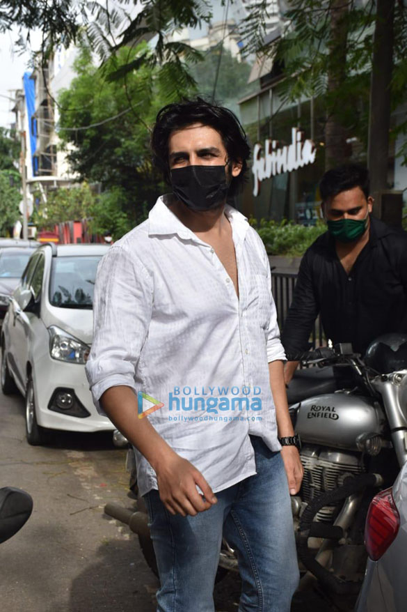 photos kartik aaryan snapped in andheri 4 8