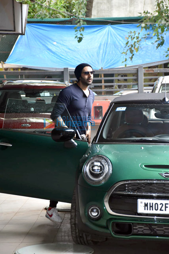 photos kartik aaryan snapped in andheri 4 9
