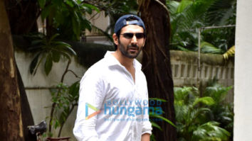 Photos: Kartik Aaryan snapped in Juhu