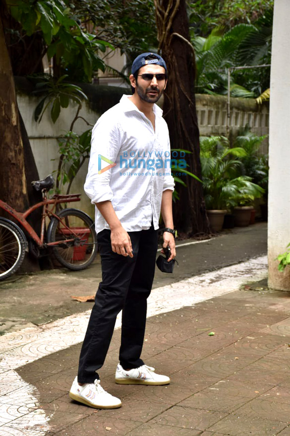 Photos: Kartik Aaryan snapped in Juhu Photos: Kartik Aaryan snapped in Juhu