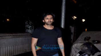 Photos: Kartik Aaryan snapped in Juhu