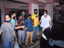 Photos: Kartik Aaryan snapped with fans in Juhu