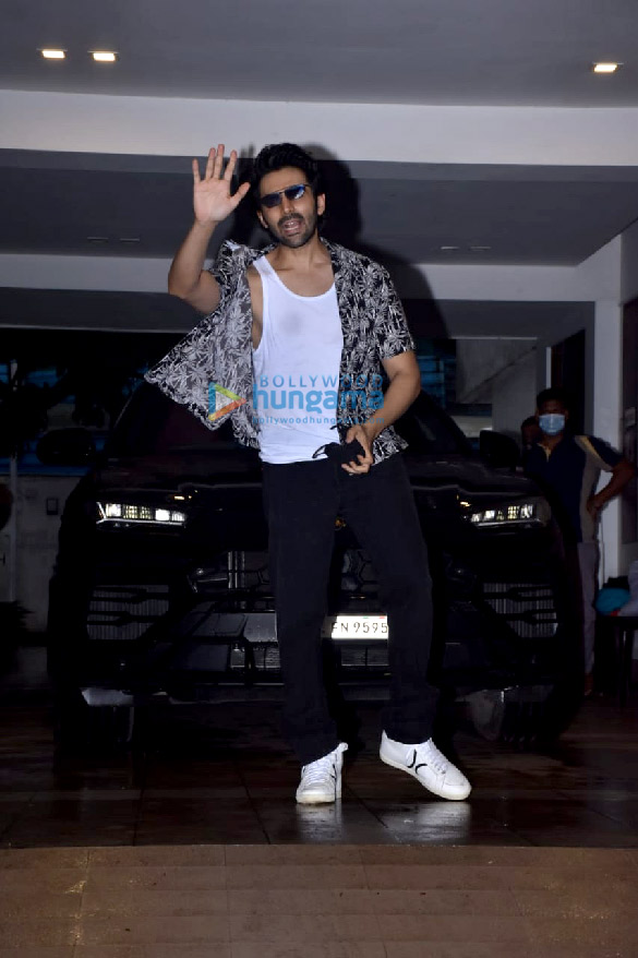 photos kartik aaryan snapped with his fans at his residence 5