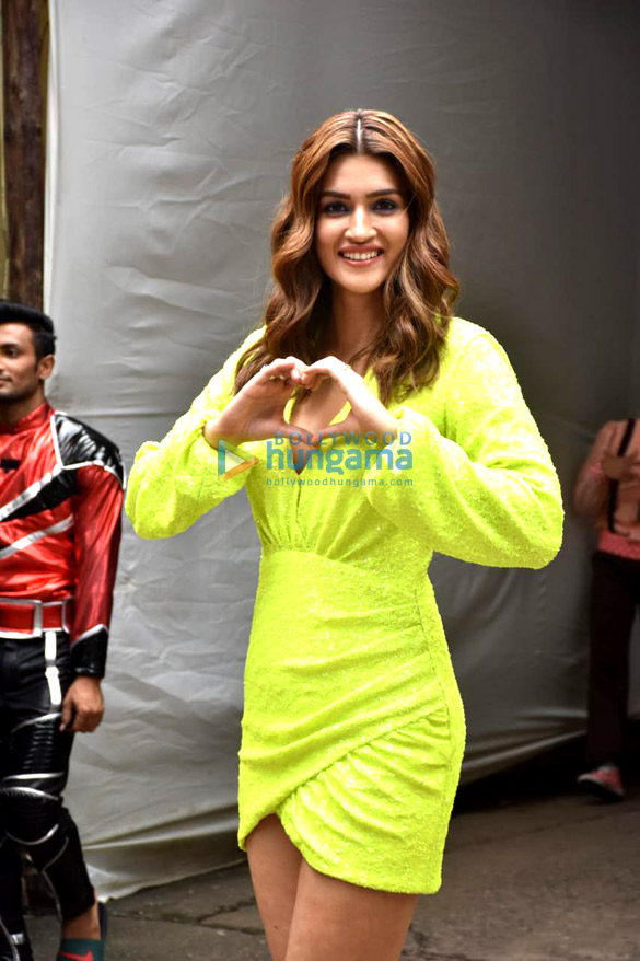 photos kriti sanon nora fatehi and javed akhtar snapped on the sets of dance deewane 4
