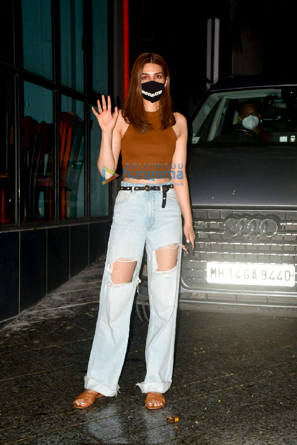 Photos: Kriti Sanon snapped at Maddock office Photos: Kriti Sanon snapped at Maddock office