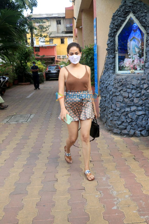 photos mira rajput snapped at diva yoga in bandra 2