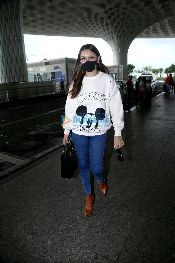 photos mouni roy ameesha patel hansika motwani and others snapped at the airport 8