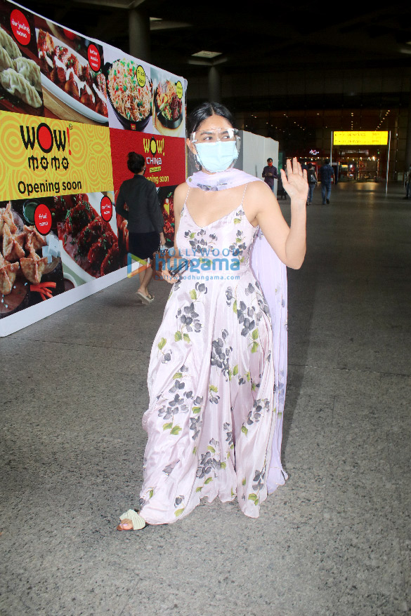 photos mrunal thakur and malavika mohanan spotted at the airport 3