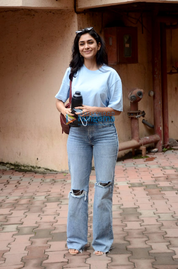 photos mrunal thakur spotted in bandra 4
