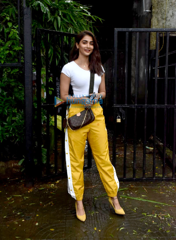 photos pooja hegde snapped at rohan shrestha studio in versova 4