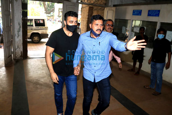 photos raj kundra leaves from court for medical test at jj hospital 1