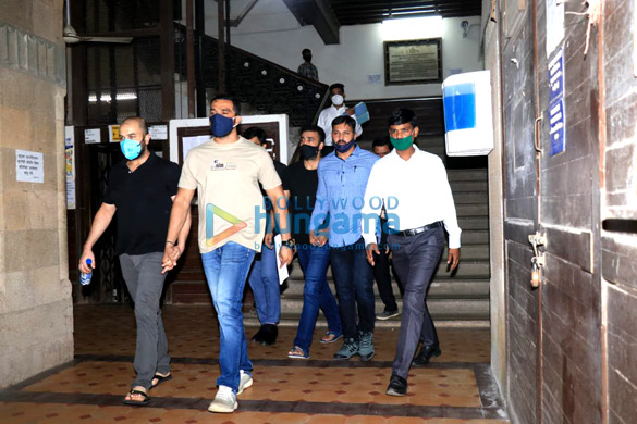 photos raj kundra leaves from court for medical test at jj hospital 4