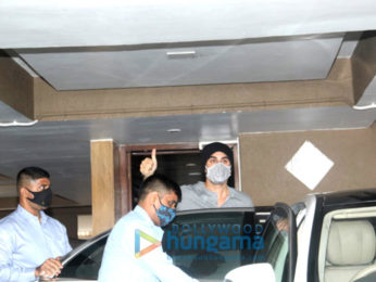 Photos: Ranbir Kapoor spotted outside a clinic in Khar