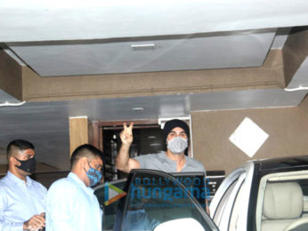 Photos: Ranbir Kapoor spotted outside a clinic in Khar