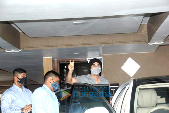 photos ranbir kapoor spotted outside a clinic in khar 3