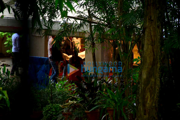 photos saira banu brings dilip kumars body home for last rites 3