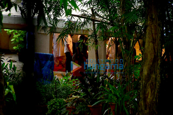 photos saira banu brings dilip kumars body home for last rites 4