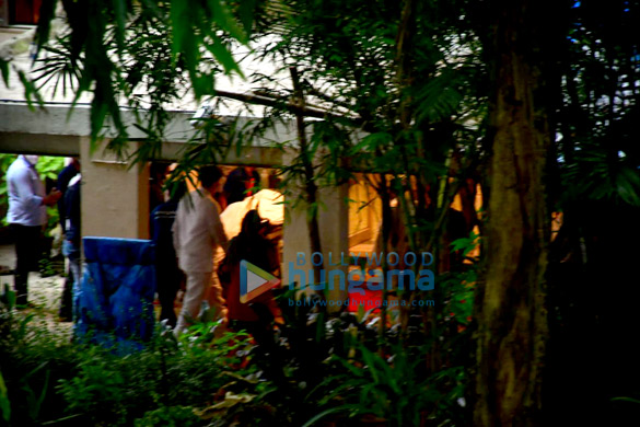 photos saira banu brings dilip kumars body home for last rites 5