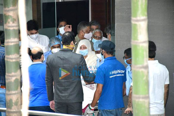 photos saira banu snapped as dilip kumars body being taken home for last rites 3