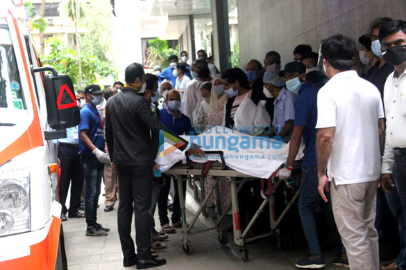 photos saira banu snapped as dilip kumars body being taken home for last rites 5