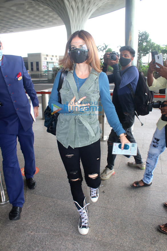 photos sara ali khan and sussanne khan snapped at the airport 2