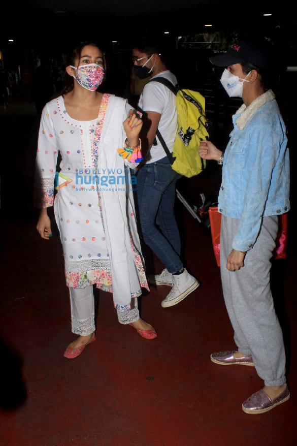 photos sara ali khan snapped at the airport 1 2