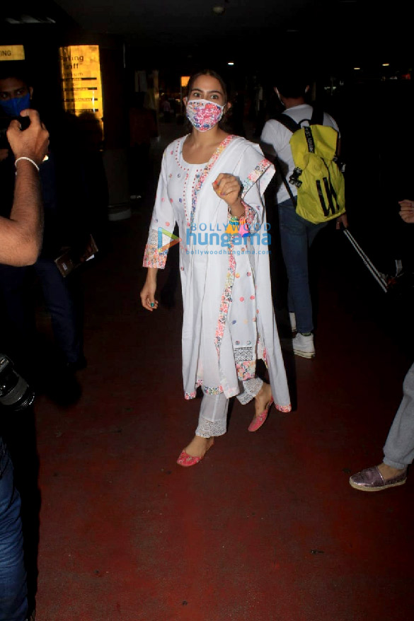 photos sara ali khan snapped at the airport 2 2