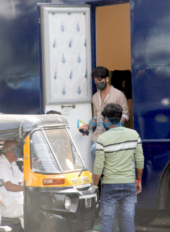 photos shahid kapoor spotted for a shoot in bandra 1