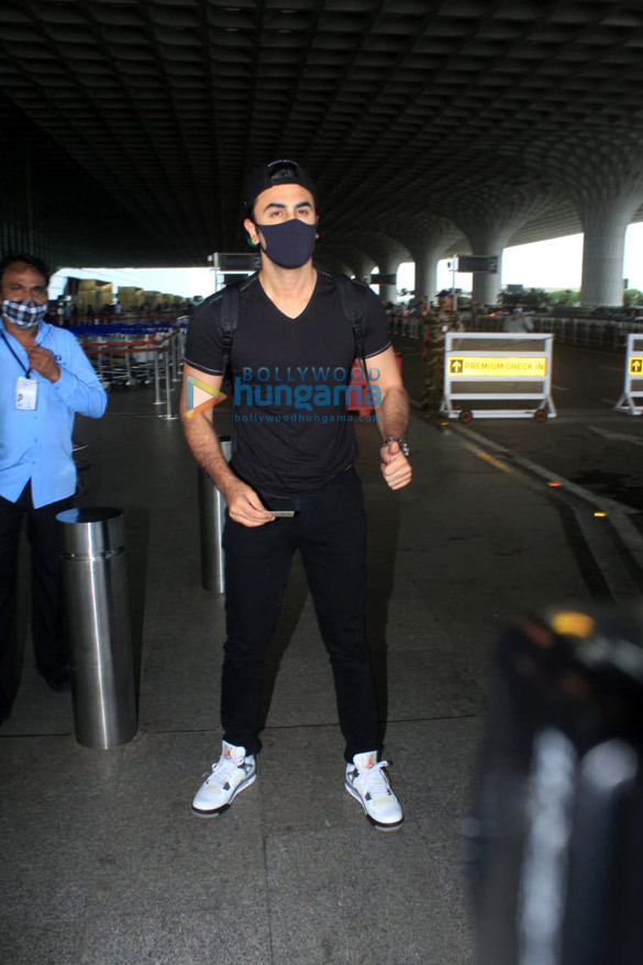 photos shraddha kapoor ranbir kapoor and others snapped at the airport 3