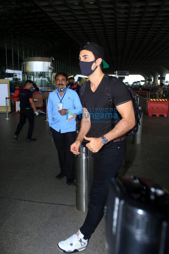 photos shraddha kapoor ranbir kapoor and others snapped at the airport 4