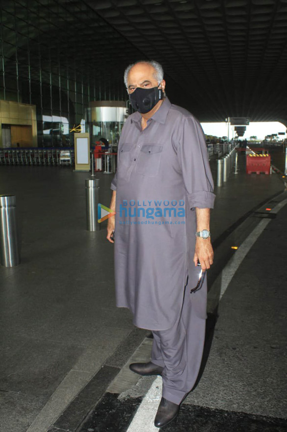 photos shraddha kapoor ranbir kapoor and others snapped at the airport 7