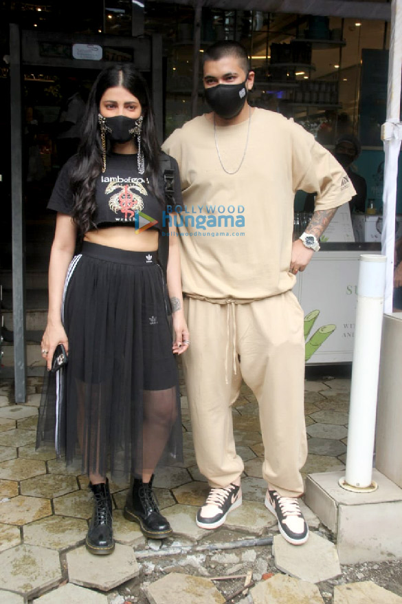 Photos: Shruti Haasan snapped with her boyfriend at Foodhall in Santacruz