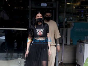 Photos: Shruti Haasan snapped with her boyfriend at Foodhall in Santacruz
