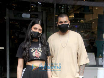 Photos: Shruti Haasan snapped with her boyfriend at Foodhall in Santacruz