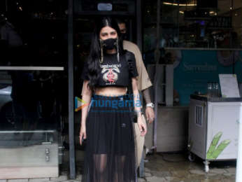Photos: Shruti Haasan snapped with her boyfriend at Foodhall in Santacruz