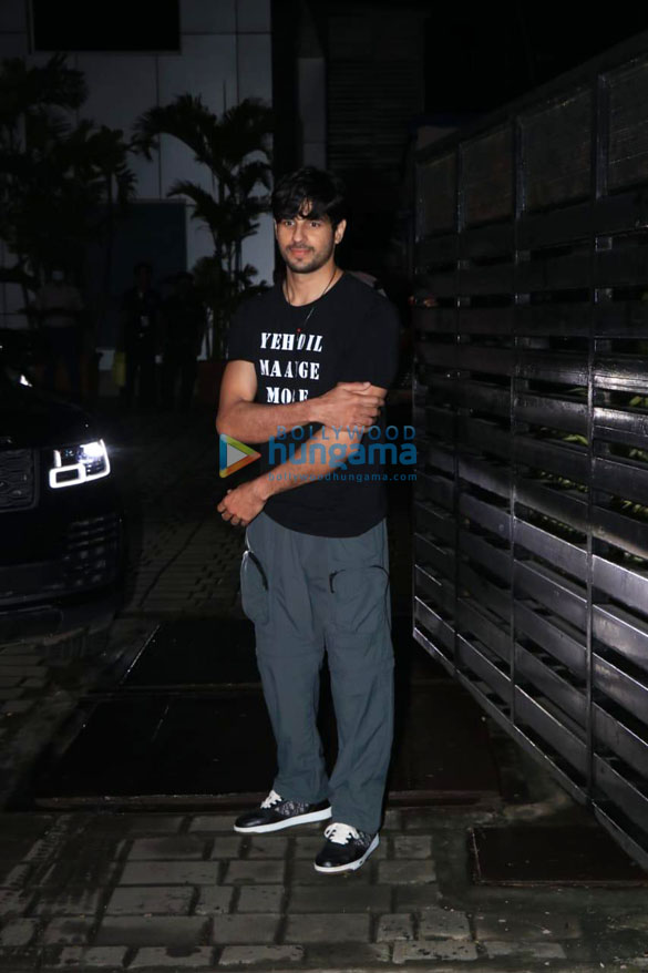 photos siddharth malhotra kiara advani karan johar and others snapped at kalina airport 5