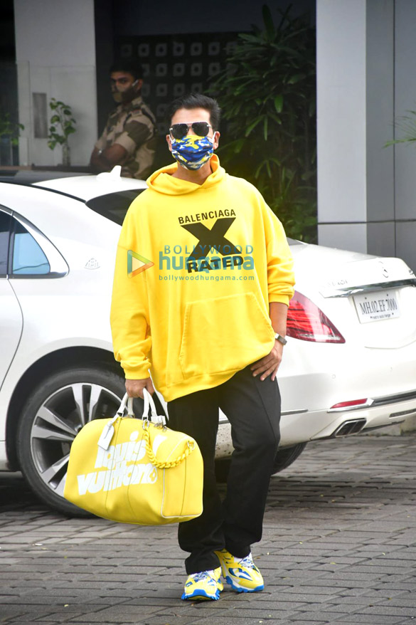photos sidharth malhotra kiara advani and karan johar snapped at the kalina airport 3