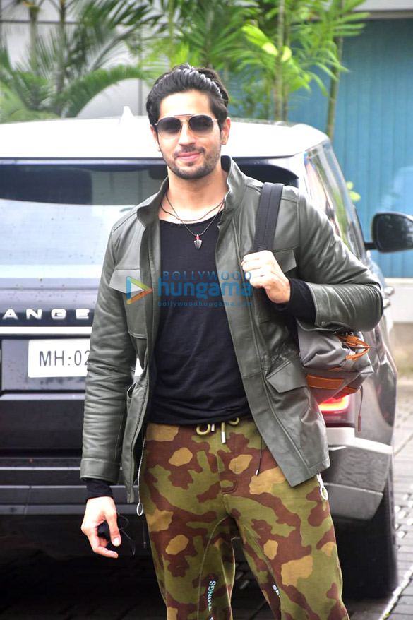 photos sidharth malhotra kiara advani and karan johar snapped at the kalina airport 6
