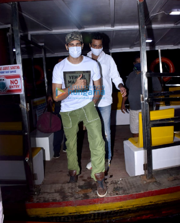 Photos: Sidharth Malhotra snapped at Versova Jetty