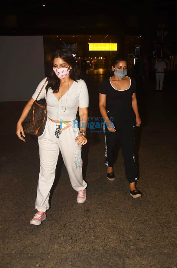 photos sonnalli seygall and bhumi pednekar snapped at the airport 1