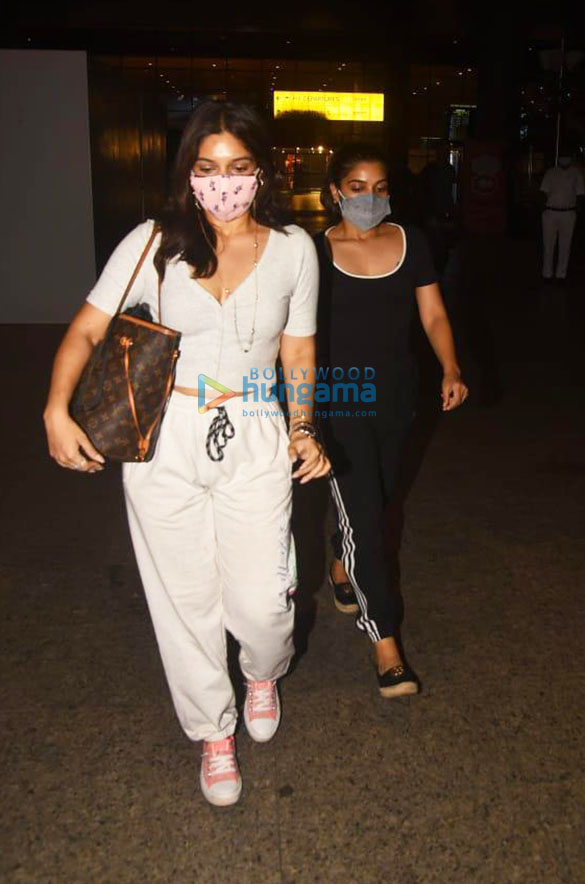 photos sonnalli seygall and bhumi pednekar snapped at the airport 4