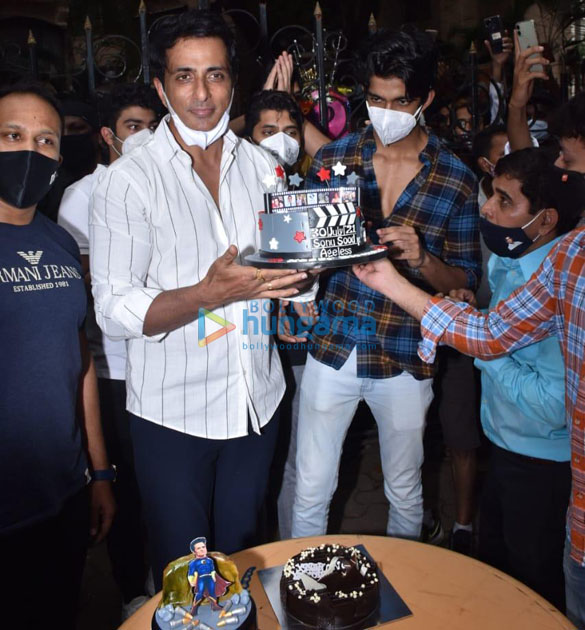 photos sonu sood snapped celebrating his birthday with the media 6