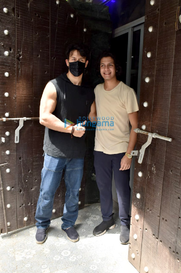 Photos: Tiger Shroff snapped at a dubbing studio in Juhu Photos: Tiger Shroff snapped at a dubbing studio in Juhu