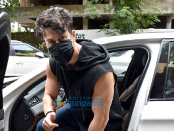 Photos: Tiger Shroff snapped at a dubbing studio in Juhu