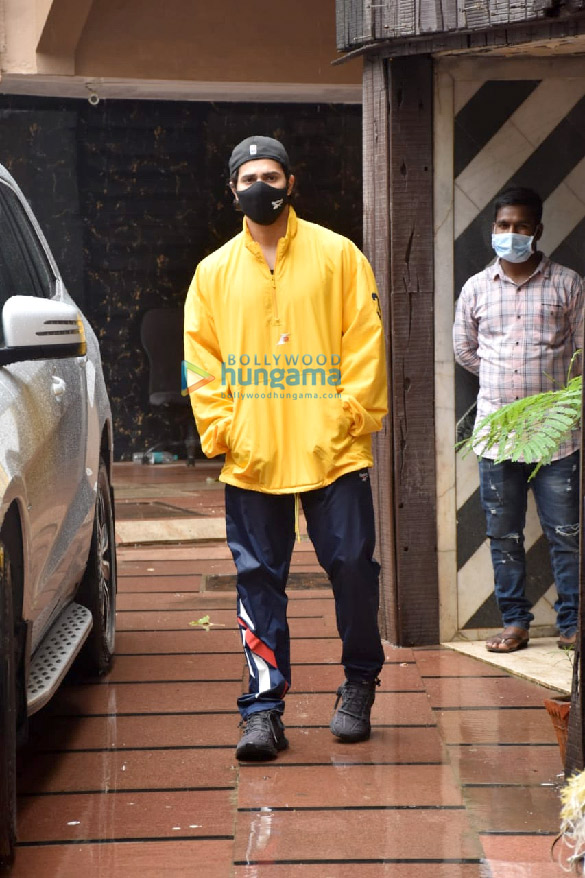 photos varun dhawan and vatsal sheth snapped at the gym in juhu 4