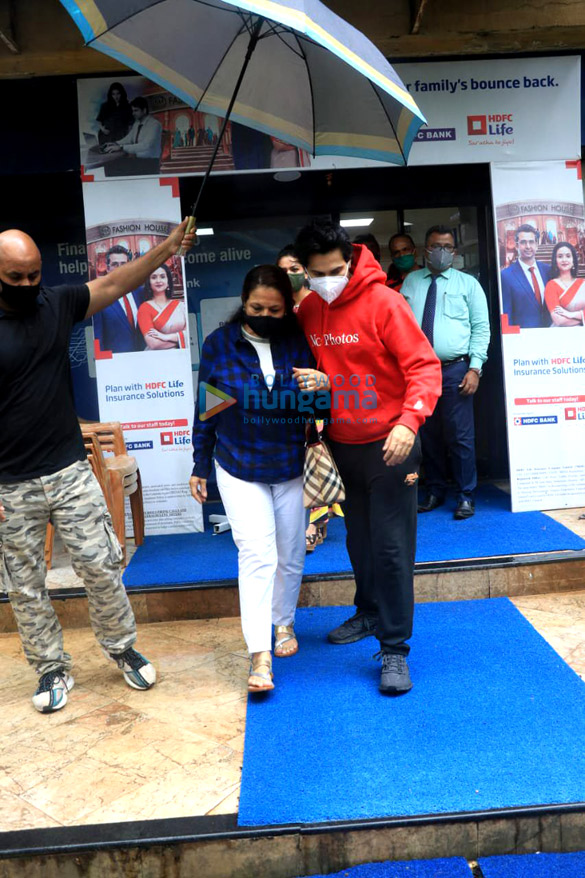 photos varun dhawan snapped with his mother at a bank in santacruz 3