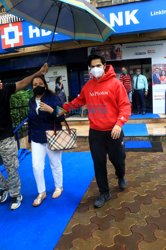 photos varun dhawan snapped with his mother at a bank in santacruz 4